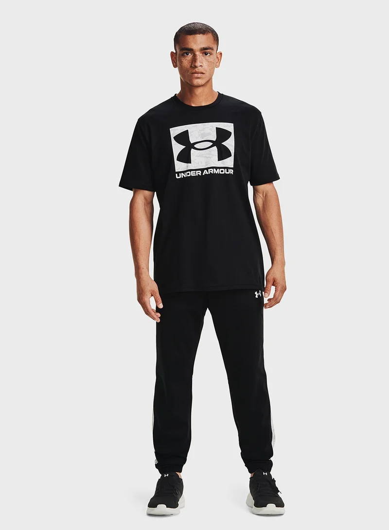 اندر ارمر تيشيرت مزين بشعار الماركة