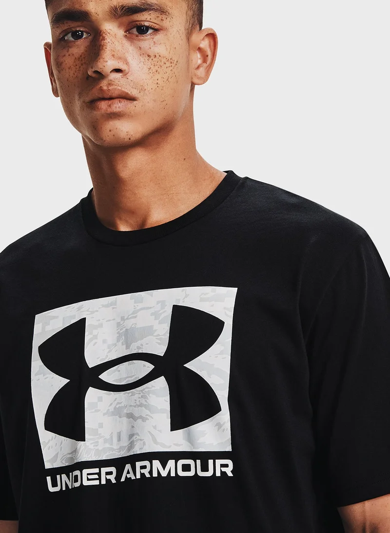 اندر ارمر تيشيرت مزين بشعار الماركة