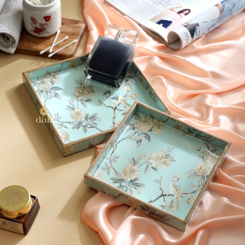 DULI مجموعة دُولي من 2 صينية خشبية MDF مطلية بالمينا | مجموعة صينيات مربعة من 2 | صينيات تقديم | صينية خشبية | ديكور المطبخ والطعام | صينية ريزين | 9x9 و 8x8 بوصة (مجموعة من 2 مربع - طيور أكوا ذهبية) - Image 1