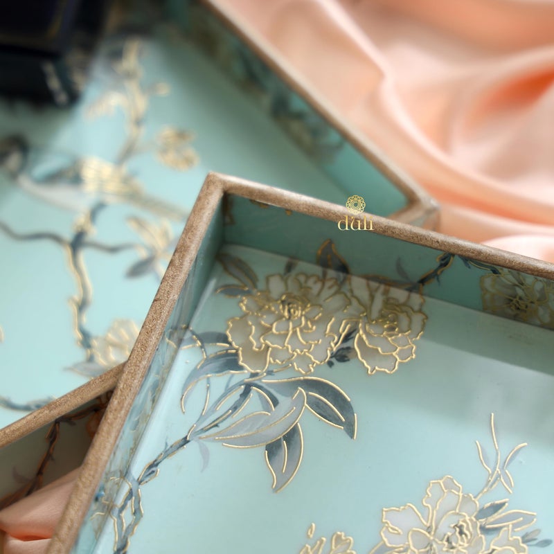 DULI مجموعة دُولي من 2 صينية خشبية MDF مطلية بالمينا | مجموعة صينيات مربعة من 2 | صينيات تقديم | صينية خشبية | ديكور المطبخ والطعام | صينية ريزين | 9x9 و 8x8 بوصة (مجموعة من 2 مربع - طيور أكوا ذهبية) - Image 3