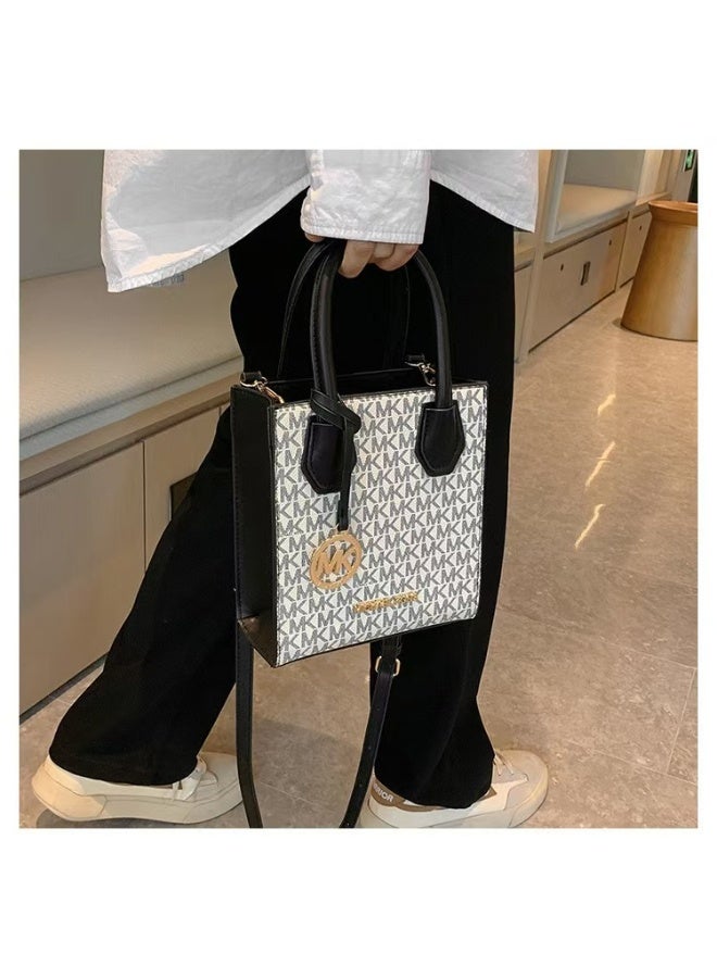 MK classic bag, can be converted into a crossbody bag, suitable for holding camera lenses. Classic themed design - Image 4