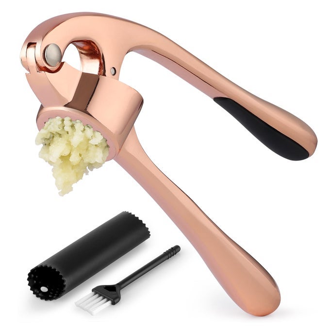 PREMIUM GARLIC PRESS SET RUST PROOF DISHWASHER SAFE PROFESSIONAL GARLIC MINCER TOOL EASYSQUEEZE EASYCLEAN WITH SOFT HANDLE SILICONE GARLIC PEELER BRUSH ROSE GOLD