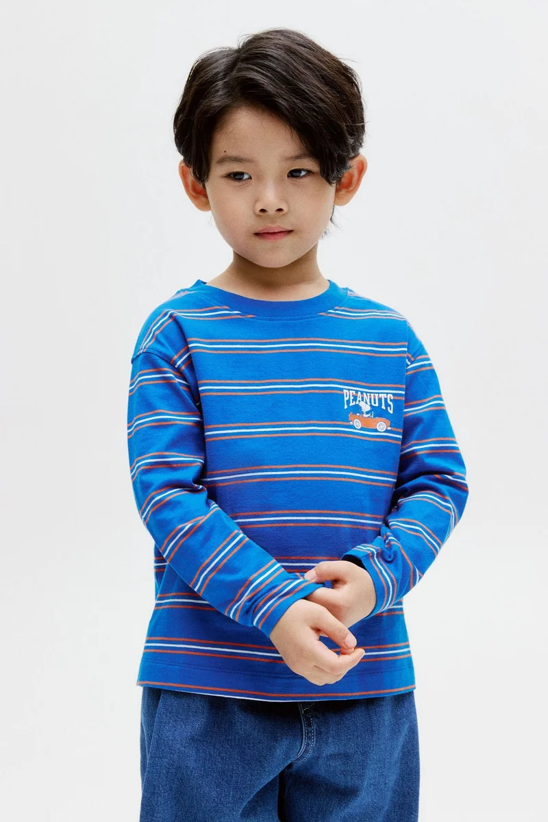 اتش اند ام تي-شيرت بأكمام طويلة بنقشة مطبوعة