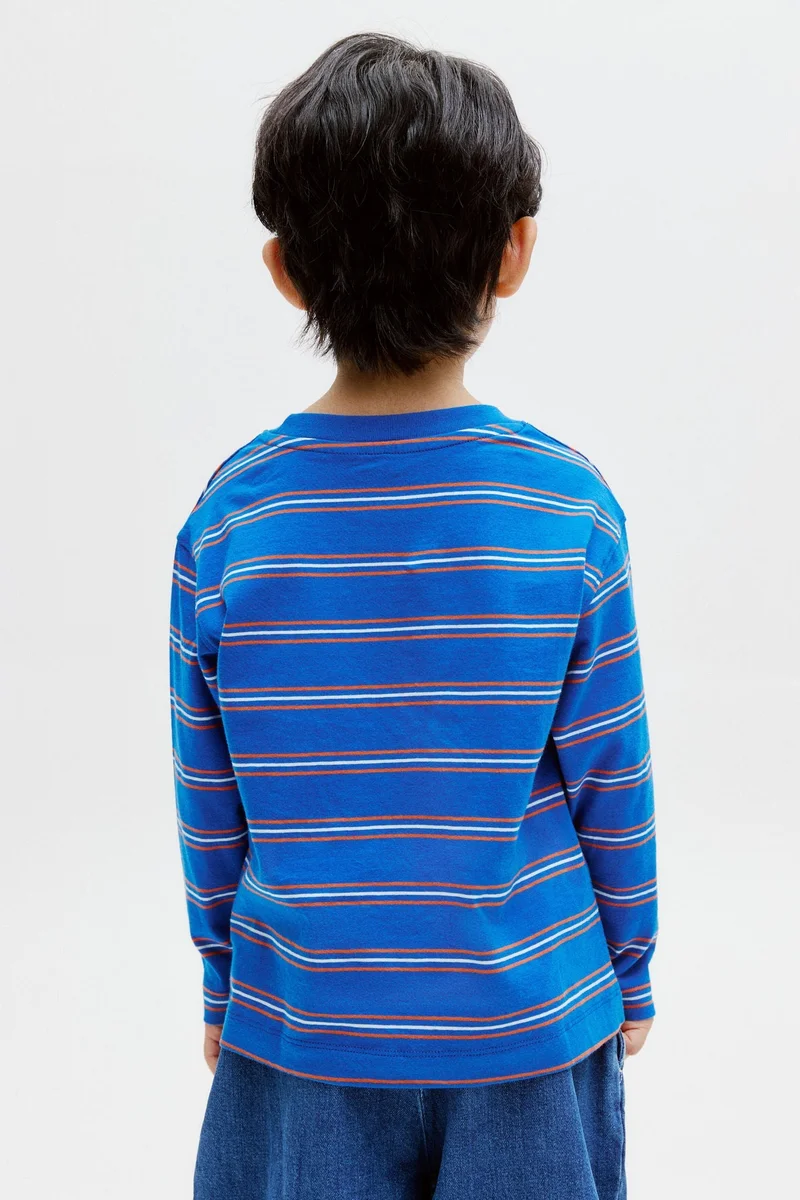 اتش اند ام تي-شيرت بأكمام طويلة بنقشة مطبوعة