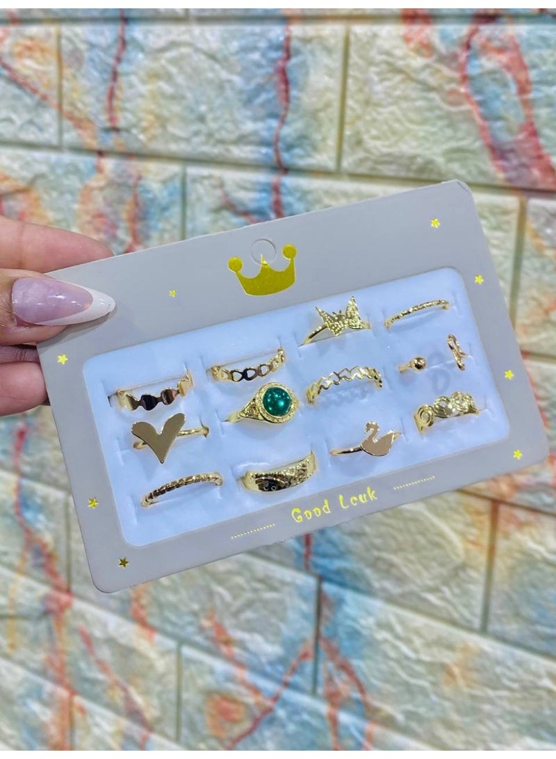 خواتم عقلة نسائية وبناتي – ستانلس ستيل ذهبي (12 خاتم)  الوصف: كارت خواتم عقلة من الاستانلس ستيل باللون الذهبي، يحتوي على 12 خاتم أنيق بتصاميم متنوعة تناسب النساء والبنات. خامة عالية الجودة مقاومة للصدأ والتغير، تضيف لمسة عصرية وجذابة لكل إطلالة. - Image 1