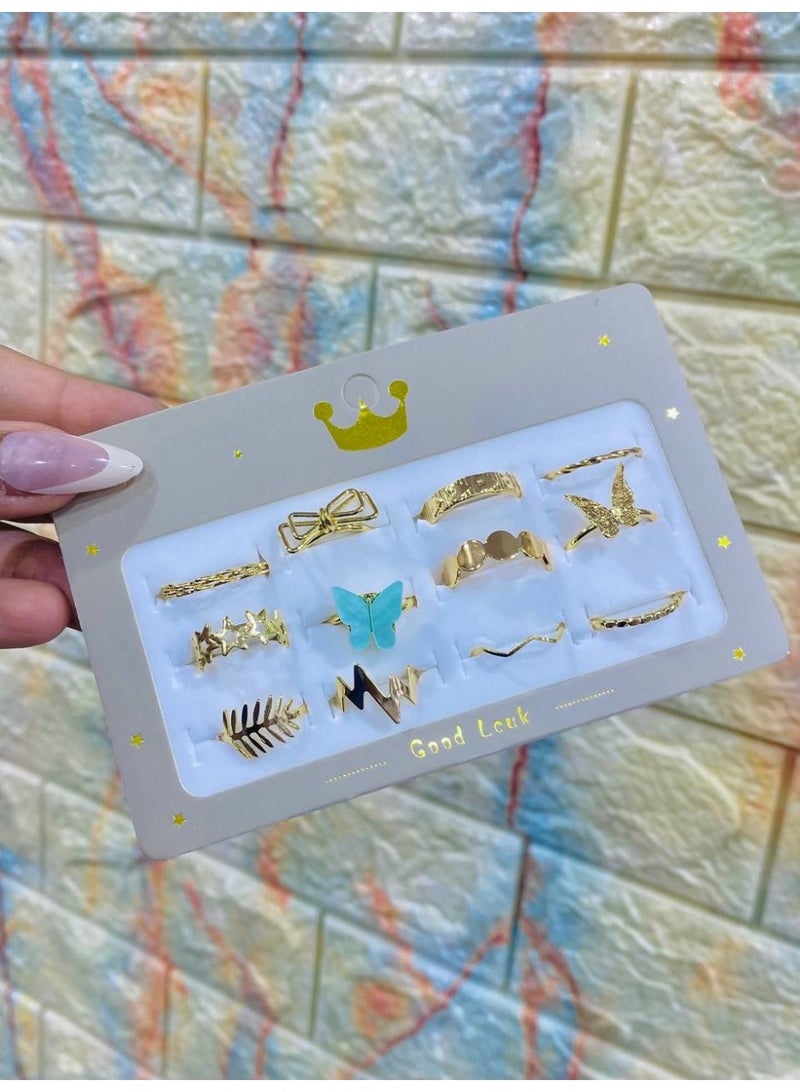 خواتم عقلة نسائية وبناتي – ستانلس ستيل ذهبي (12 خاتم)  الوصف: كارت خواتم عقلة من الاستانلس ستيل باللون الذهبي، يحتوي على 12 خاتم أنيق بتصاميم متنوعة تناسب النساء والبنات. خامة عالية الجودة مقاومة للصدأ والتغير، تضيف لمسة عصرية وجذابة لكل إطلالة. - Image 2