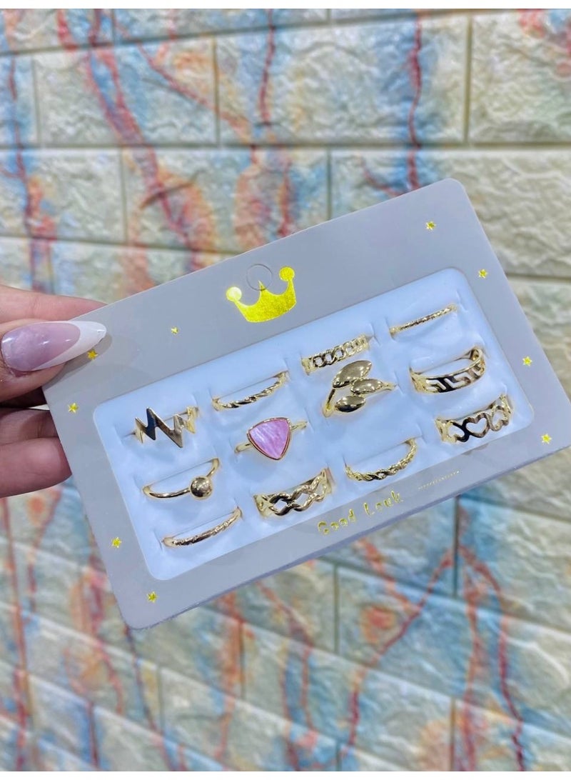 خواتم عقلة نسائية وبناتي – ستانلس ستيل ذهبي (12 خاتم)  الوصف: كارت خواتم عقلة من الاستانلس ستيل باللون الذهبي، يحتوي على 12 خاتم أنيق بتصاميم متنوعة تناسب النساء والبنات. خامة عالية الجودة مقاومة للصدأ والتغير، تضيف لمسة عصرية وجذابة لكل إطلالة. - Image 4