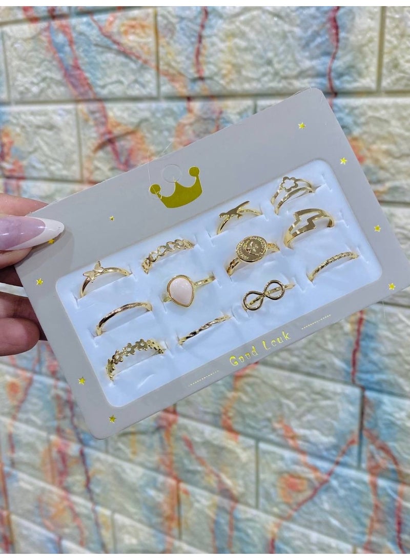 خواتم عقلة نسائية وبناتي – ستانلس ستيل ذهبي (12 خاتم)  الوصف: كارت خواتم عقلة من الاستانلس ستيل باللون الذهبي، يحتوي على 12 خاتم أنيق بتصاميم متنوعة تناسب النساء والبنات. خامة عالية الجودة مقاومة للصدأ والتغير، تضيف لمسة عصرية وجذابة لكل إطلالة. - Image 5