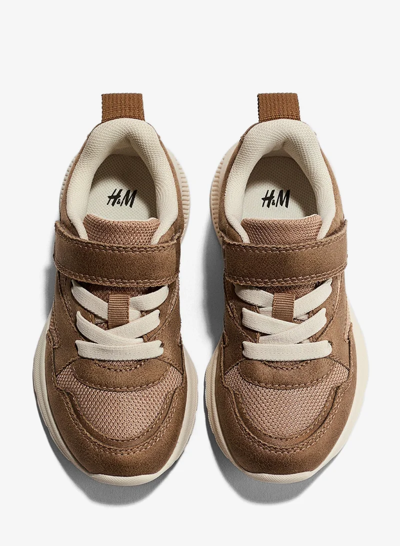 اتش اند ام حذاء رياضي بنعل خفيف