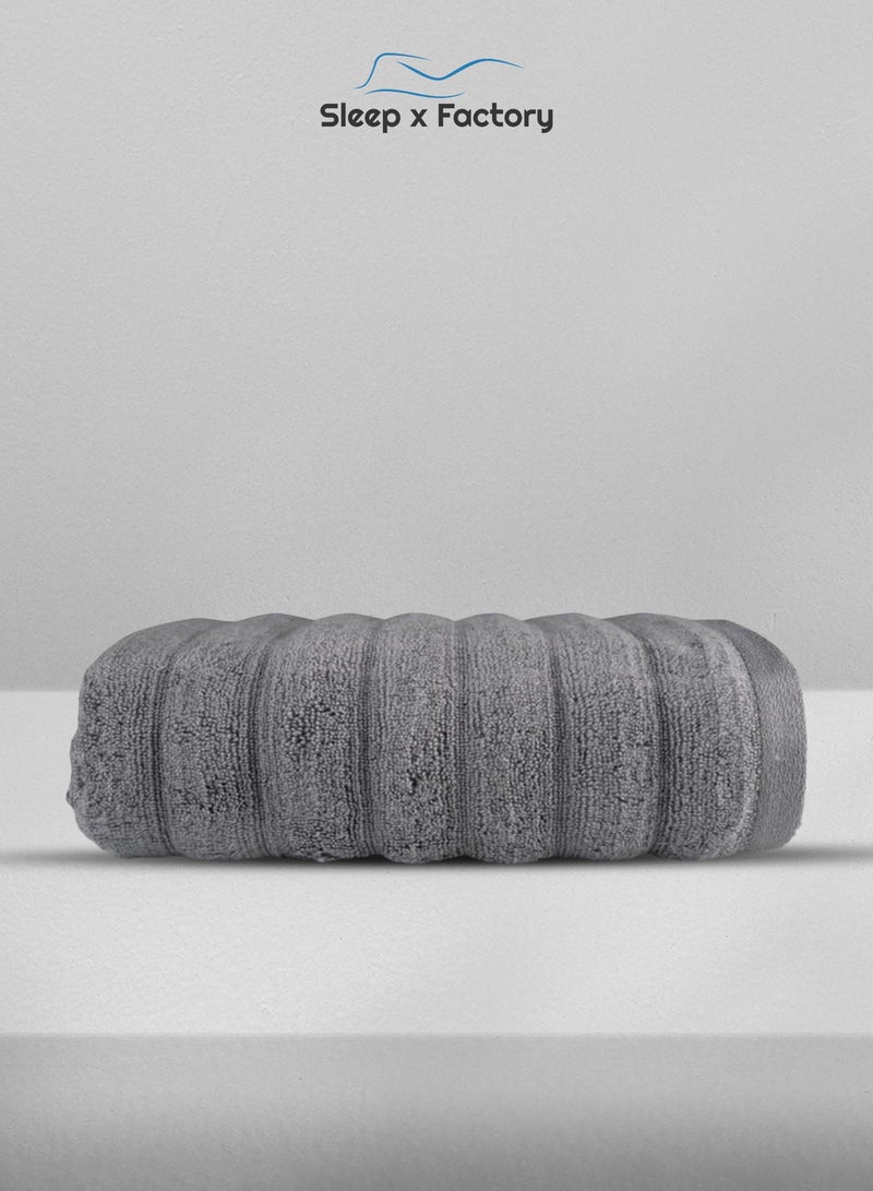 سليب × فاكتوري منشفة استحمام مموّجة – قطن نقي ١٠٠٪، ناعمة وعالية الامتصاص  – ٧٠×١٤٠ سم - Image 1