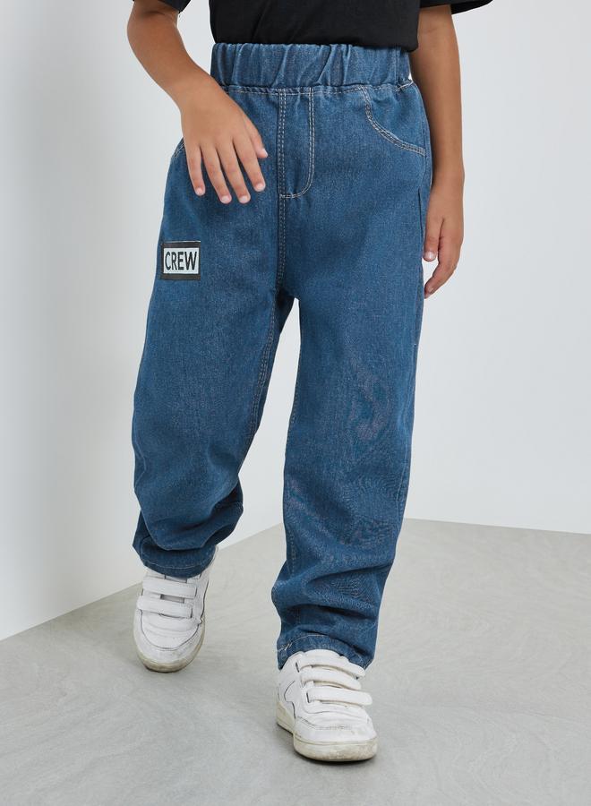 ستايلي جينز بخصر مرن وشعار للأولاد - Image 1