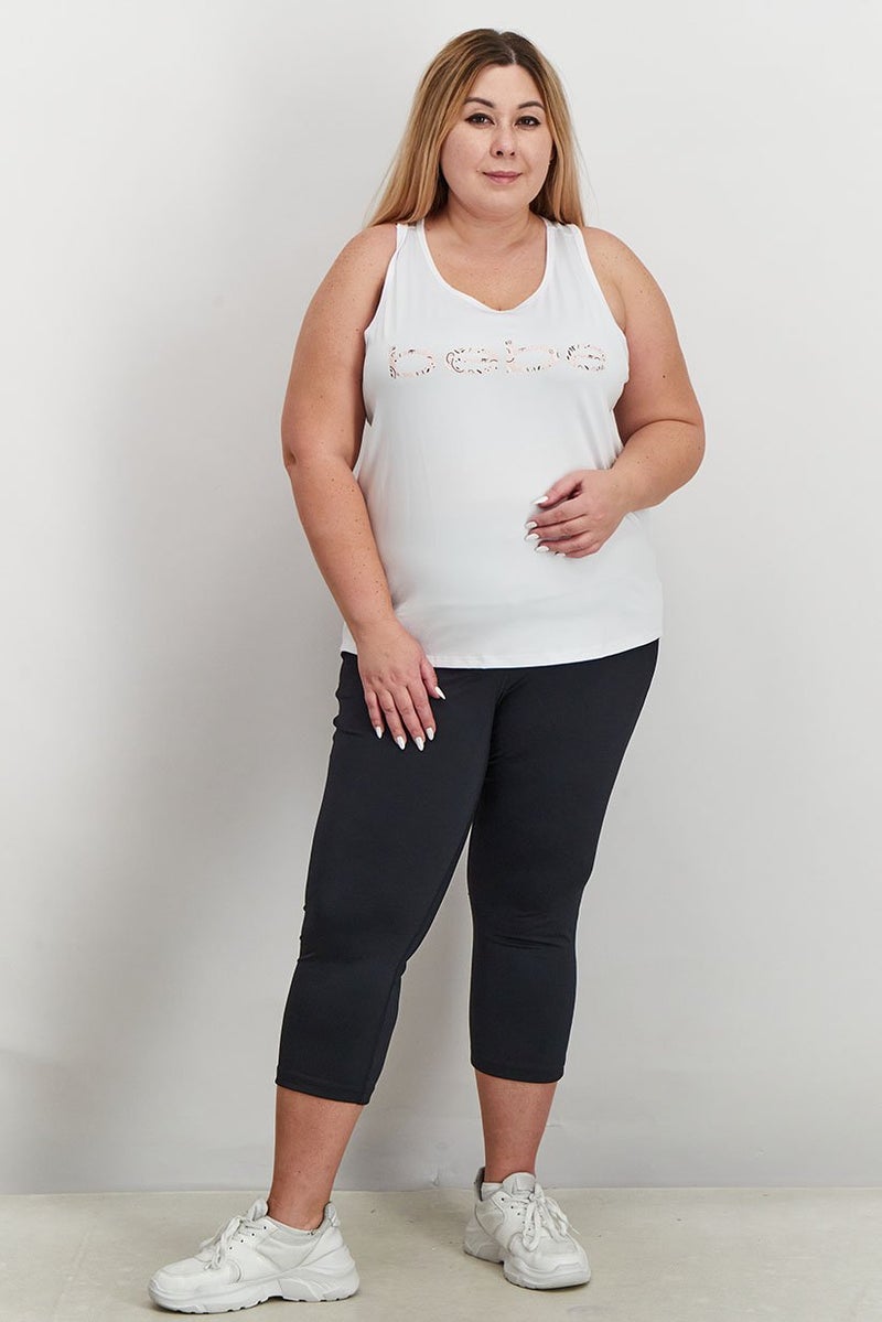 bebe بلوزة بدون أكمام للنساء بحجم كبير بشعار العلامة التجارية، بيضاء - Image 2