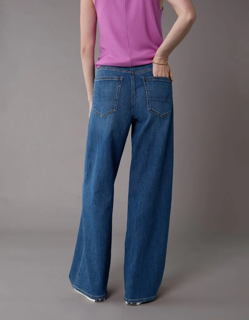 امريكان ايجل جينز بقصّة فضفاضة وساق واسعة بخصر عالي من نسيج دريمي دريب المرن