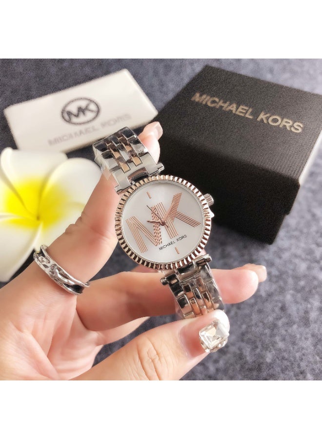 MK ساعة ميخايل كورس النسائية ذات اللونين مع قرص شعار مميز وسوار من الفولاذ المقاوم للصدأ