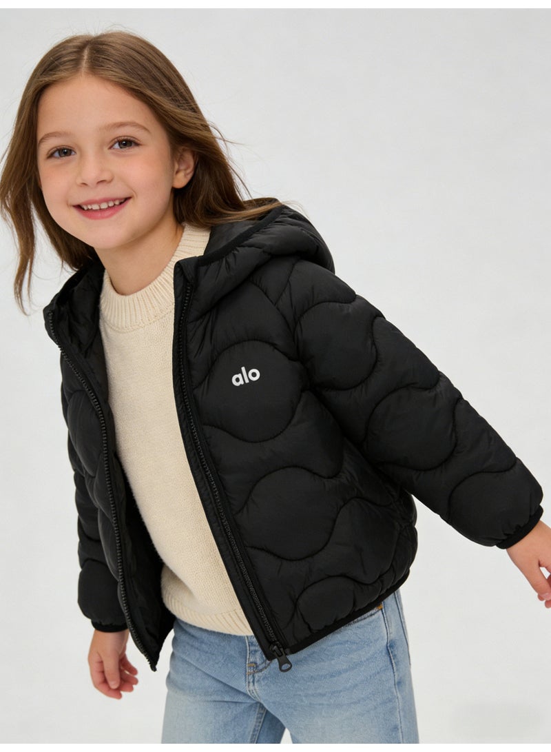 Alo Yoga Alo girls' black quilted short cotton jacket with hood and white "Alo" logo - Image 5