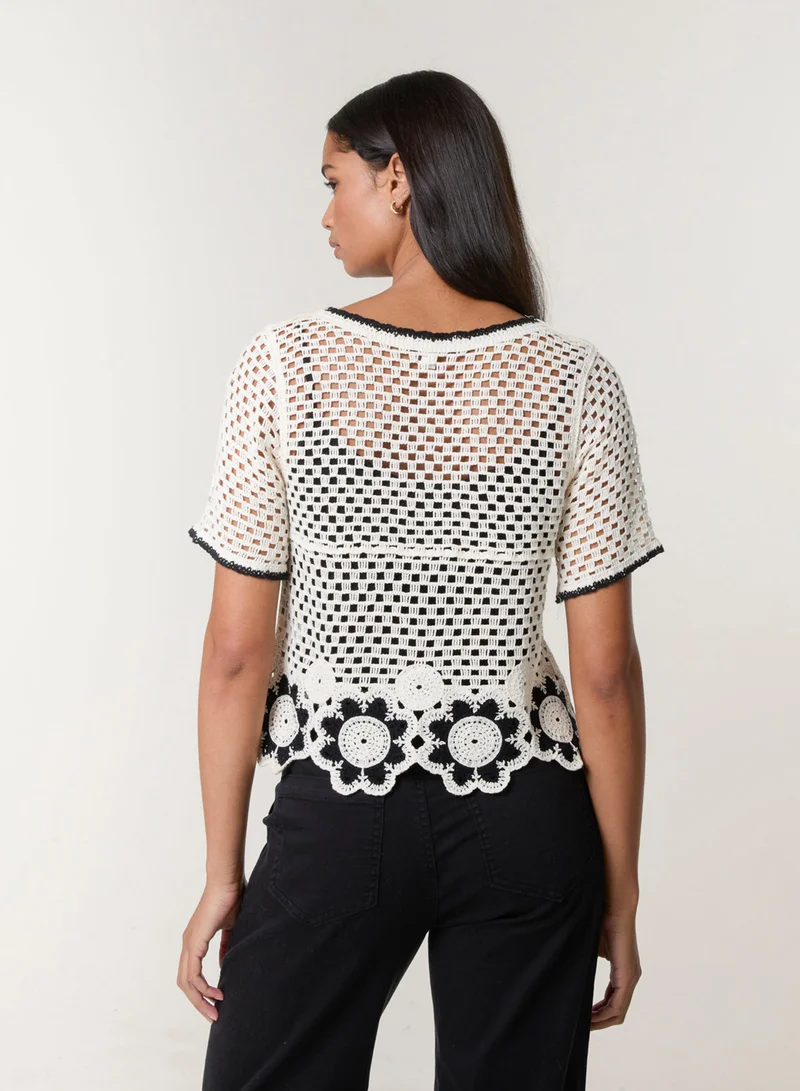 بلو فانيلا كارديجان كروشيه بزهور وأزرار أمامية