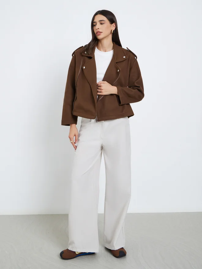 ستايلي جاكيت بايكر بقصة بوكسي من الصوف بلون بني