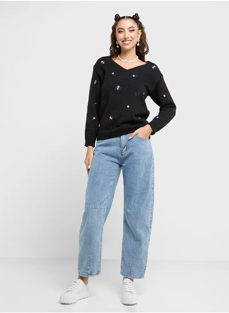 جينجر Floral Embroidered V Neck Sweater
