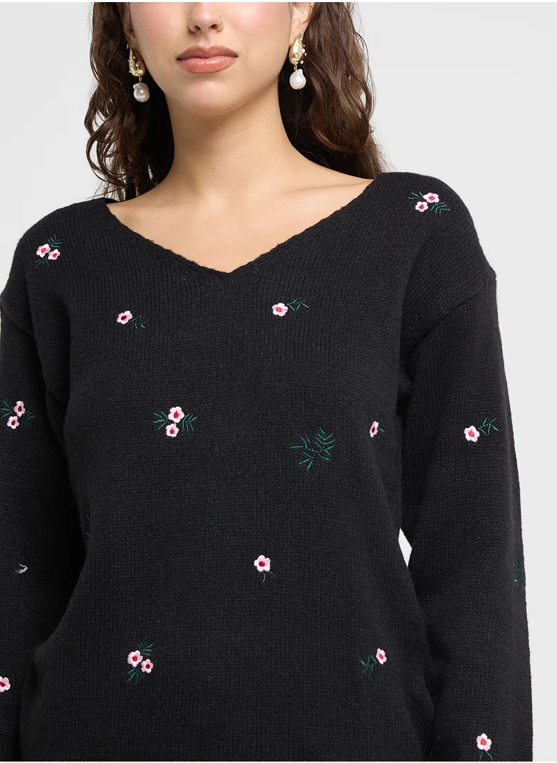 جينجر Floral Embroidered V Neck Sweater