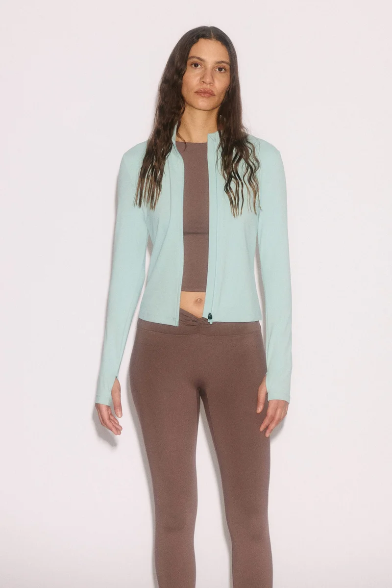 اتش اند ام جاكيت رياضي بسحّاب من نسيج سوفت موف