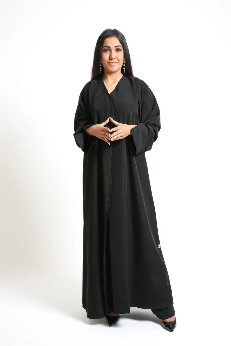 نيكياس عباية سوداء أنيقة من الكريب بتصميم لف مميز