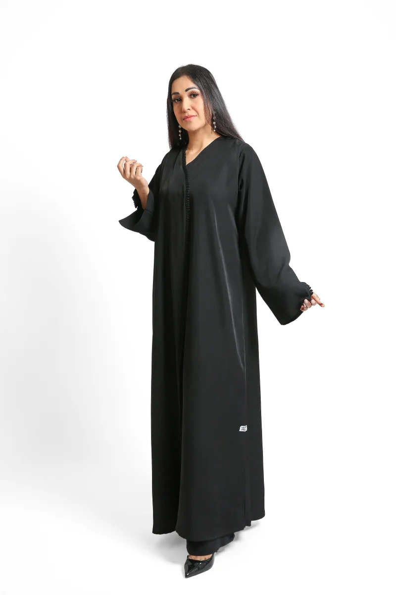 نيكياس عباية سوداء أنيقة من الكريب بتصميم لف مميز
