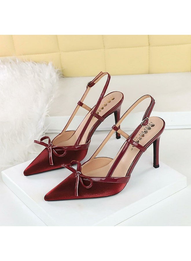 بيج تري مضخات إصبع القدم المغلقة للنساء الكعب العالي مع الديكور القوس النبيذ الأحمر 9 سم - Image 1
