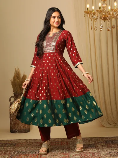 جلو باص Women Ethnic Motifs Embroidered Panelled Sequinned Kurta With Trousers