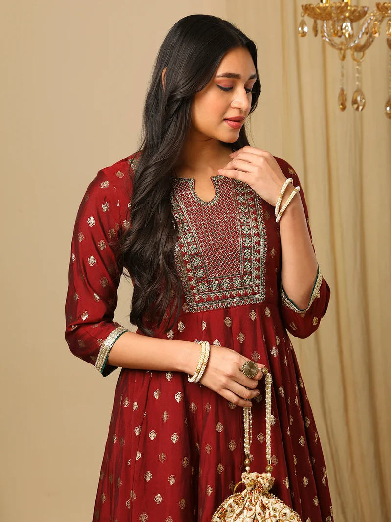 جلو باص Women Ethnic Motifs Embroidered Panelled Sequinned Kurta With Trousers