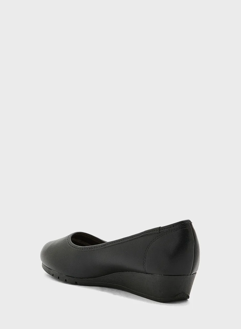 MOLECA Hattie Close Toe Mid Heel Pumps