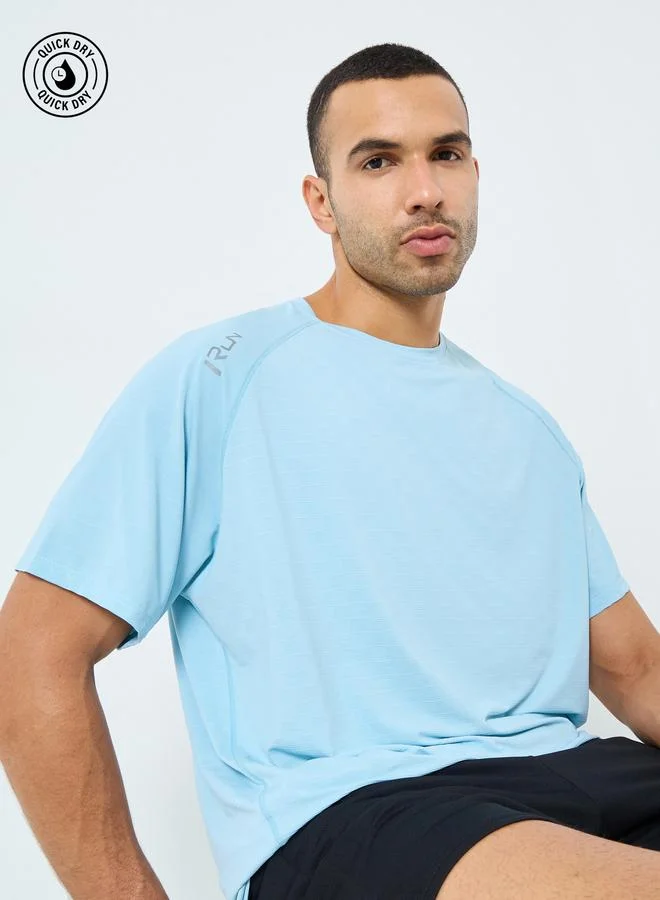 ستايلي اكتيف تيشيرت بقصة عادية وتفاصيل طباعة على الكتف