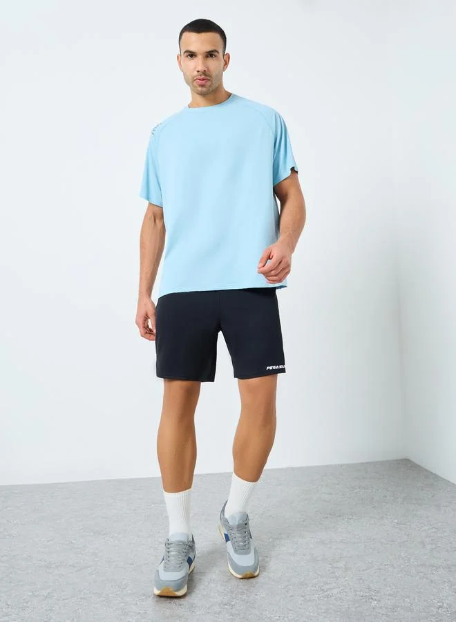 ستايلي اكتيف تيشيرت بقصة عادية وتفاصيل طباعة على الكتف