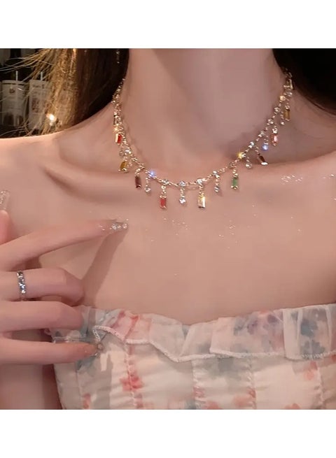 قلادة شربة قوس قزح لامعة تنضح بأجواء عطلة فاخرة ، مثالية لتسليط الضوء على عظم الترقوة.