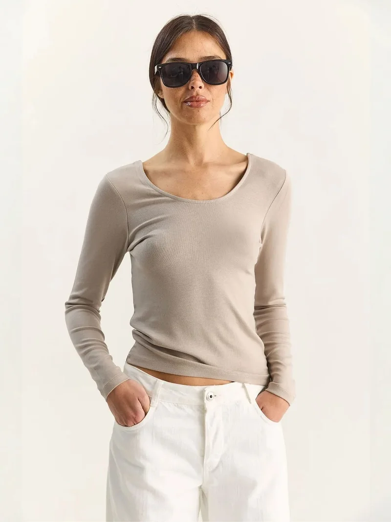 بيانكو لوتشي LUCCI Slim Fit U Collar Knitted Blouse
