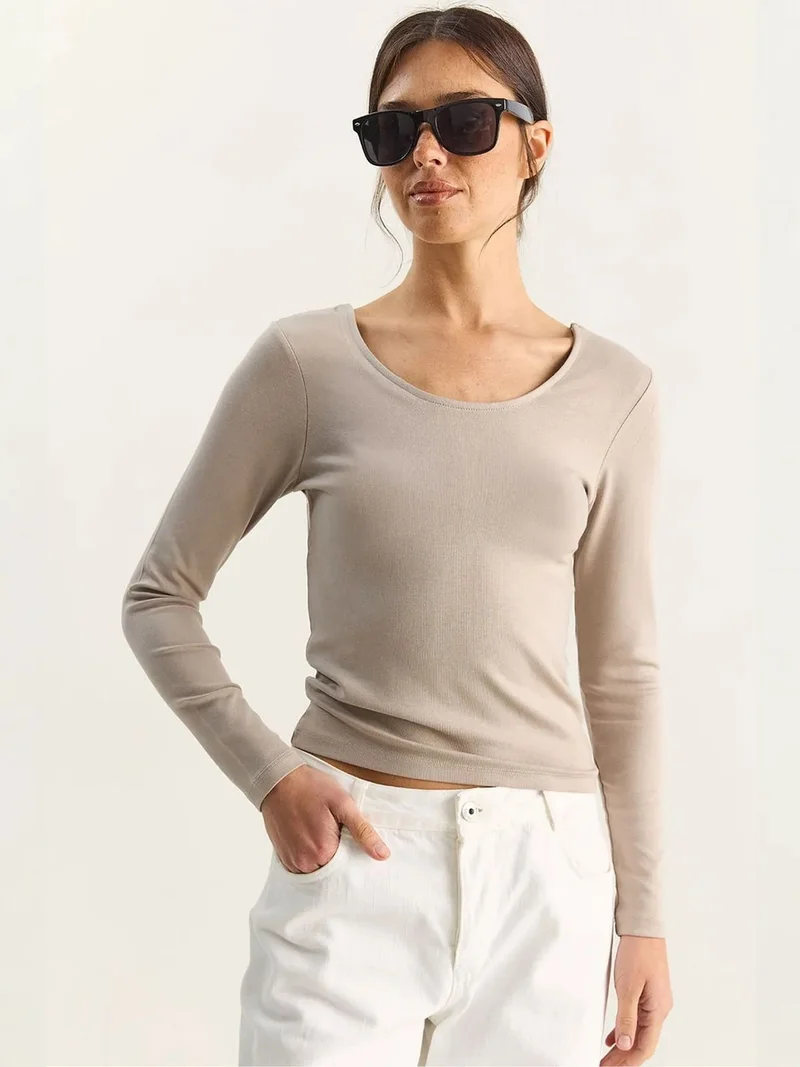 بيانكو لوتشي LUCCI Slim Fit U Collar Knitted Blouse