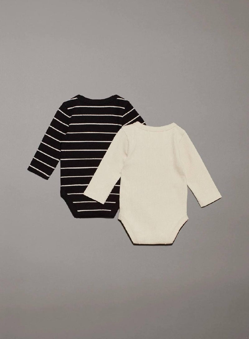 كالفن كلاين جينز طقم هدايا بودي سوت للأطفال حديثي الولادة - Image 2