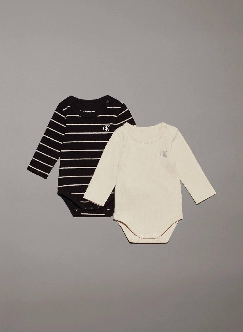 كالفن كلاين جينز طقم هدايا بودي سوت للأطفال حديثي الولادة - Image 1