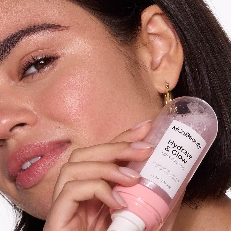 MCoBeauty - رذاذ فائق النعومة للترطيب والتألق - برائحة البطيخ لرذاذ الوجه والجسم مع الألوة فيرا - يحتوي على حمض الهيالورونيك وبريق - 90 مل - Image 4