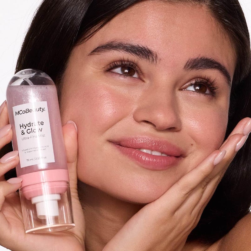 MCoBeauty - رذاذ فائق النعومة للترطيب والتألق - برائحة البطيخ لرذاذ الوجه والجسم مع الألوة فيرا - يحتوي على حمض الهيالورونيك وبريق - 90 مل - Image 2