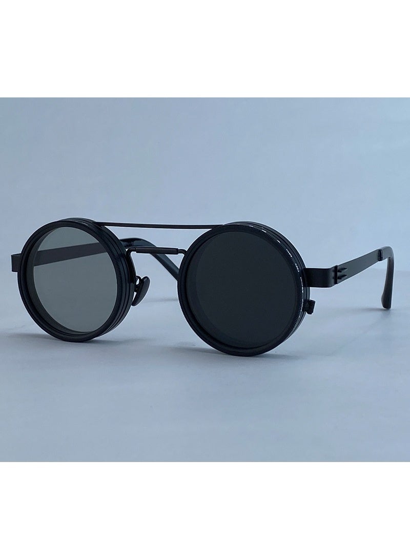 Generic Manually adjustable lenses are sunglasses whose lenses can be adjusted from light to dark and vice versa using a special mechanism, allowing the user to choose the degree of darkness according to their comfort and lighting conditions.  - Image 5