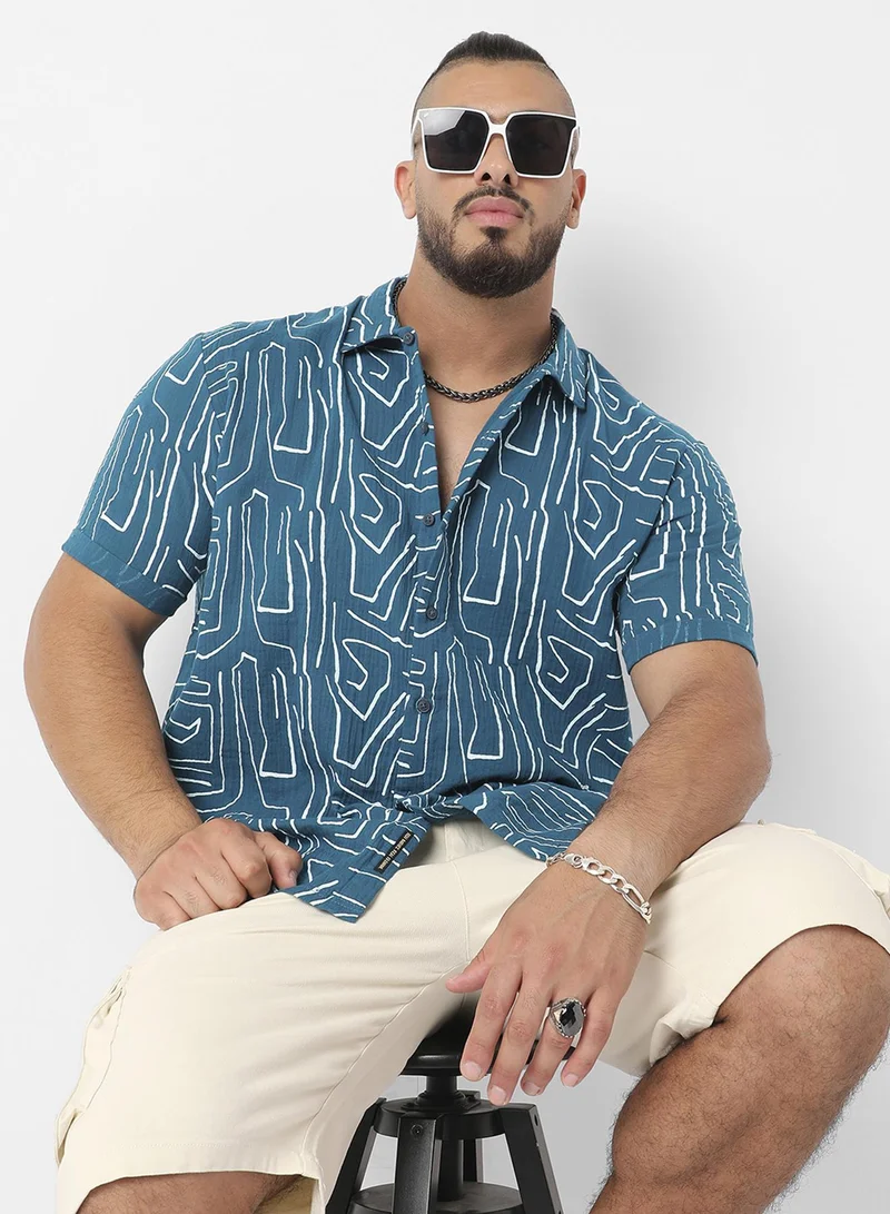 انستافاب بلس قميص رجالي مطبوع بخطوط مجردة أزرق مخضر من إنستافاب بلس للملابس الكاجوال بياقة واسعة وأكمام قصيرة وإغلاق بأزرار من قماش القطن المزدوج بتصميم مريح للارتداء اليومي