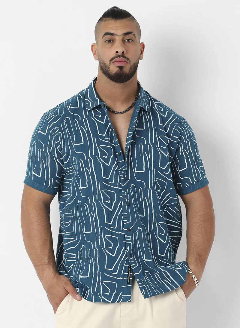 انستافاب بلس قميص رجالي مطبوع بخطوط مجردة أزرق مخضر من إنستافاب بلس للملابس الكاجوال بياقة واسعة وأكمام قصيرة وإغلاق بأزرار من قماش القطن المزدوج بتصميم مريح للارتداء اليومي
