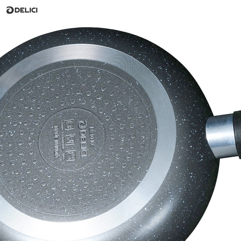 ديليتشي مقلاة غير لاصقة مقاس 26 سم - مقلاة طهي فاخرة من الألومنيوم مع طلاء رمادي من الجرانيت عالي الجودة، سطح داخلي صحي غير لاصق، مثالية لتحضير الطعام في المطبخ، صديقة للبيئة وخالية من حمض البيرفلورو الأوكتانويك (PFOA)، مقبض من الباكليت مقاوم للحرارة، متوافقة مع جميع أنواع المواقد. - Image 5