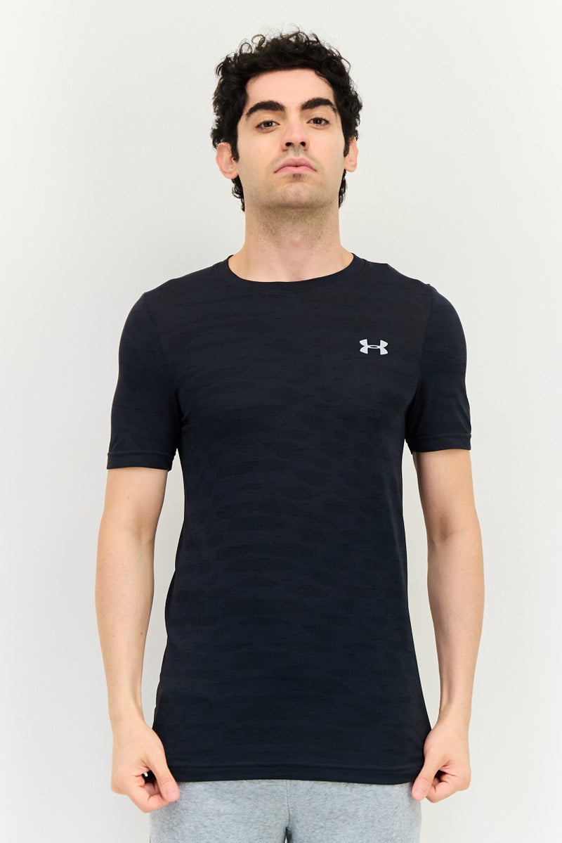 UNDER ARMOUR تي شيرت خارجي قصير الأكمام للرجال بتصميم ملائم مع شعار العلامة التجارية، أسود - Image 1