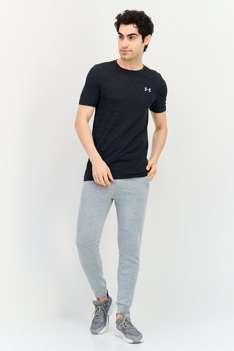 UNDER ARMOUR تي شيرت خارجي قصير الأكمام للرجال بتصميم ملائم مع شعار العلامة التجارية، أسود - Image 4