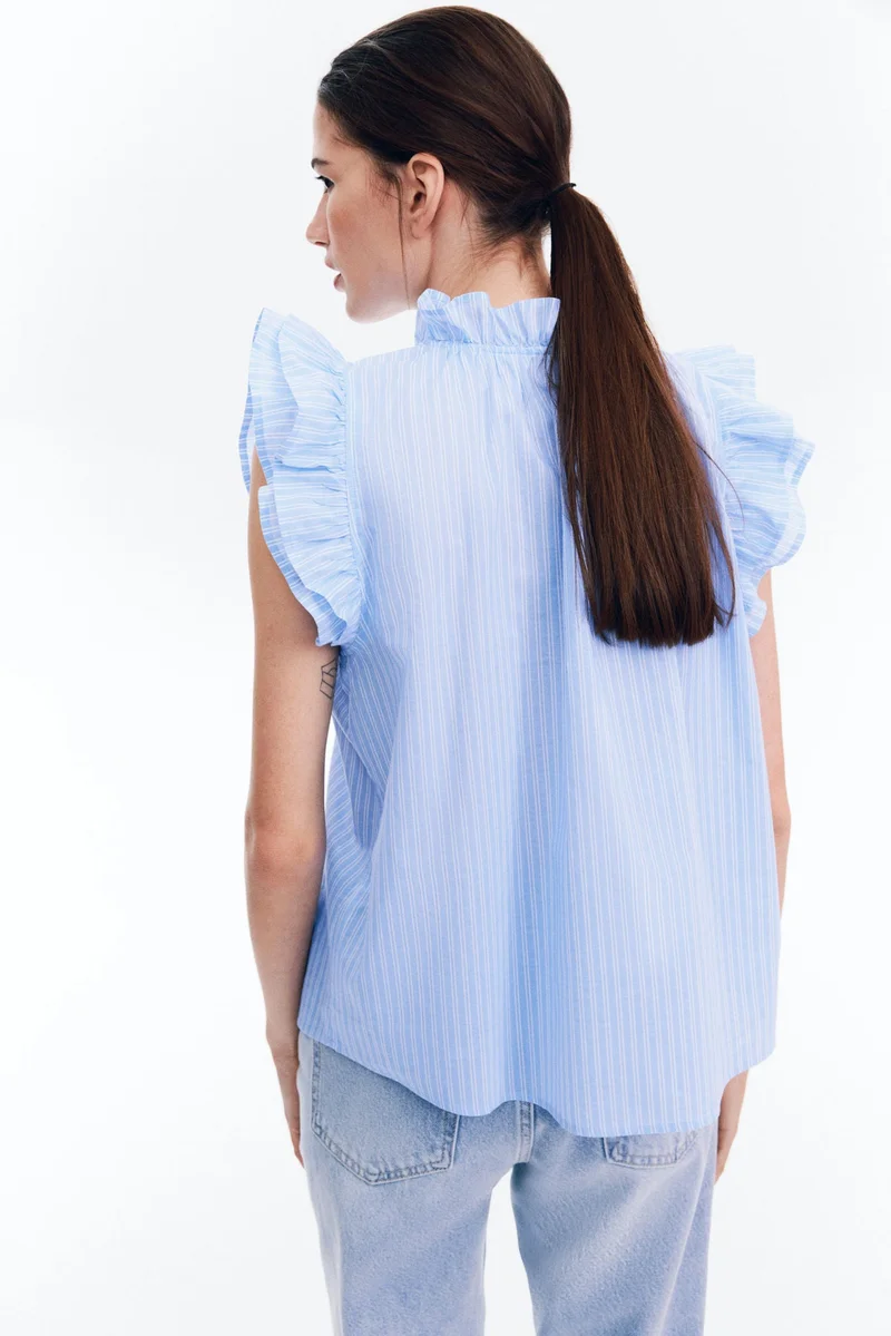 اتش اند ام بلوزة مزينة بحواف مكشكشة