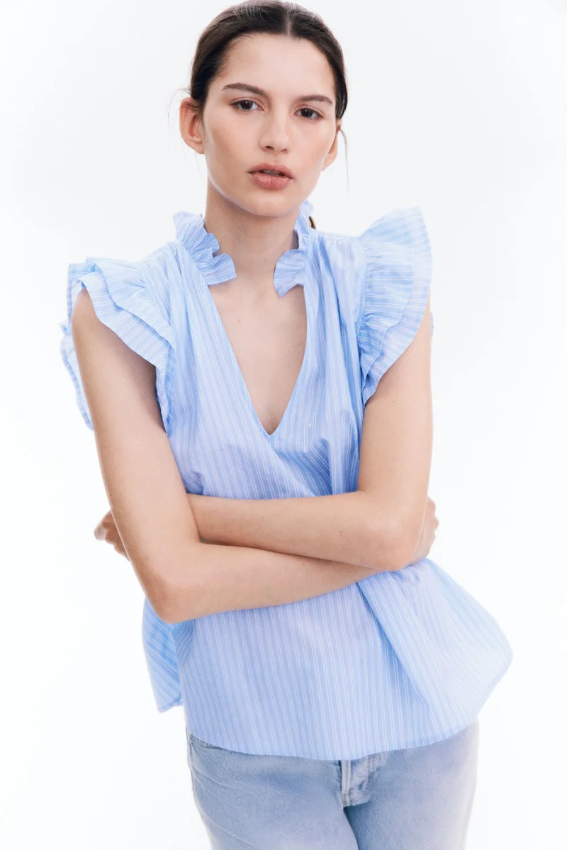 اتش اند ام بلوزة مزينة بحواف مكشكشة