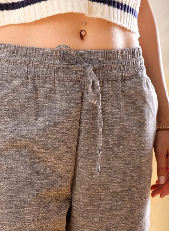مرفوعة Women Regular Fit Solid Mid-Rise Elasticated Trousers