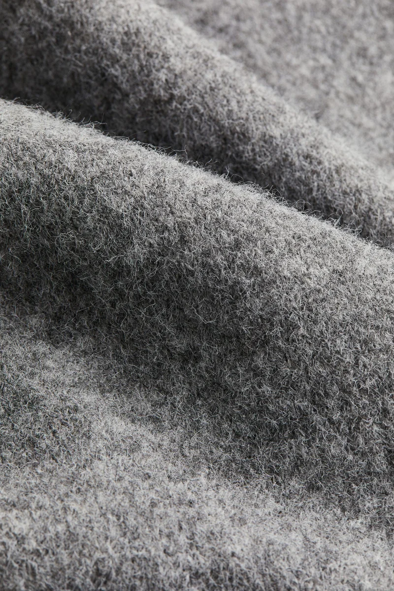 اتش اند ام فستان طويل من نسيج محبوك