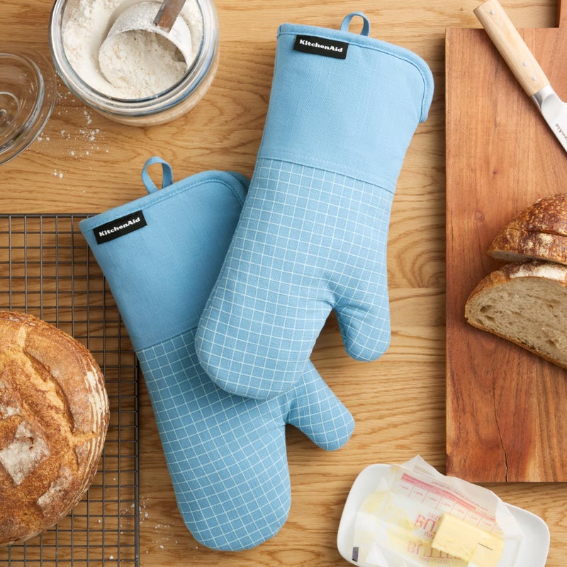 كيتشن إيد قفازات الفرن من سلسلة KITCHENAID Gourmet، مجموعة مكونة من قطعتين مقاومة للحرارة حتى 600F، قبضة سيليكون ناعمة، أساور مغناطيسية، مخمل أزرق 7 بوصة × 14 بوصة - Image 2